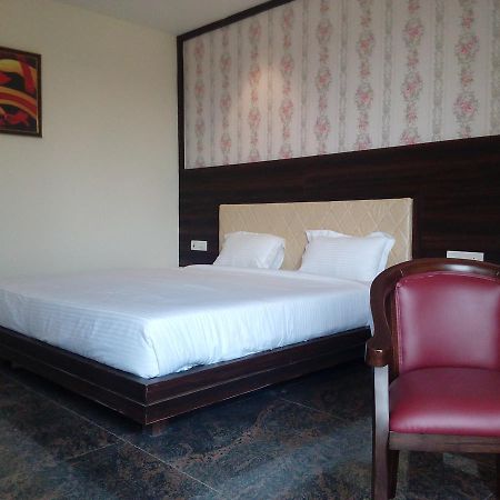 Отель Rewa Residency Экстерьер фото