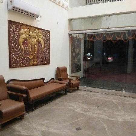 Отель Rewa Residency Экстерьер фото