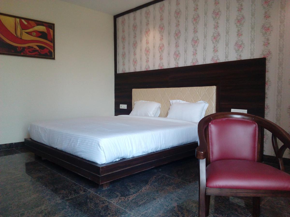 Отель Rewa Residency Экстерьер фото