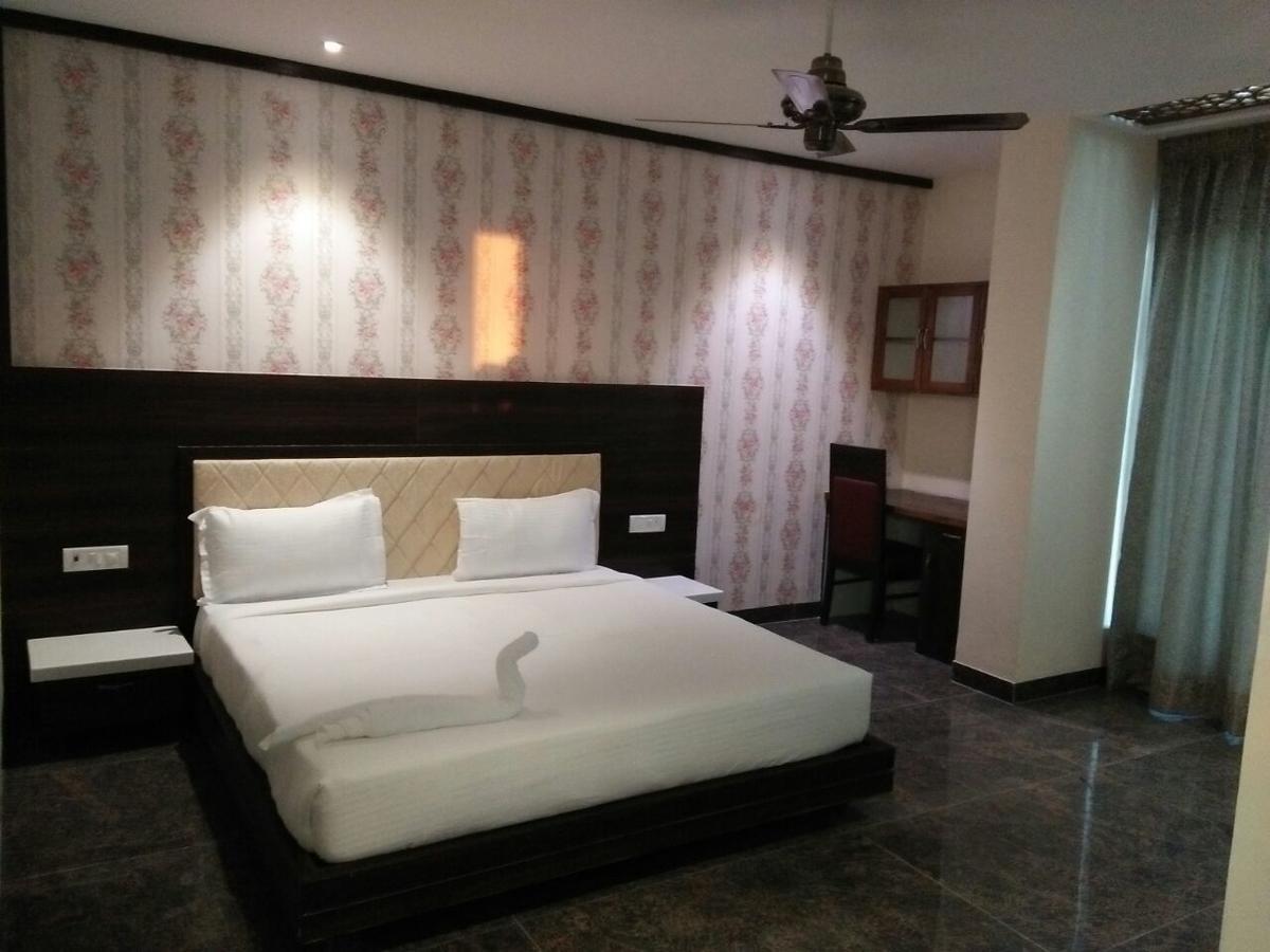 Отель Rewa Residency Экстерьер фото